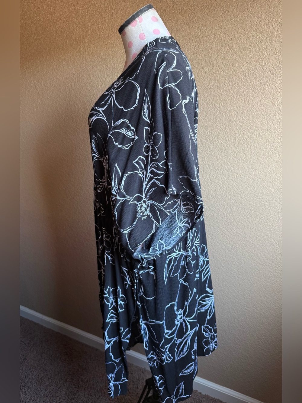 Black and White Floral Knit Fashion Ruana - Picture 2 of 6